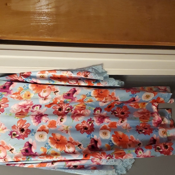 Vs robe NWOT - Picture 5 of 5